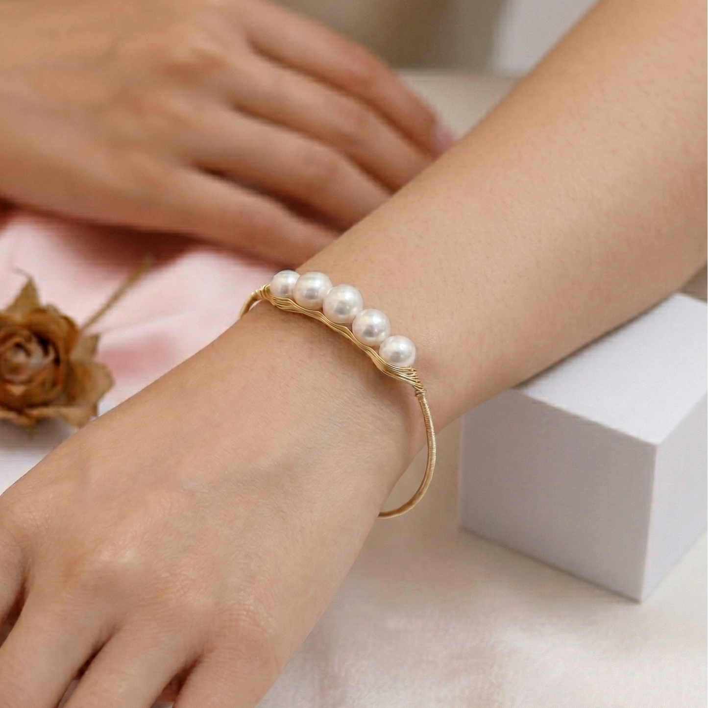 Viyaan Pearl Bracelet