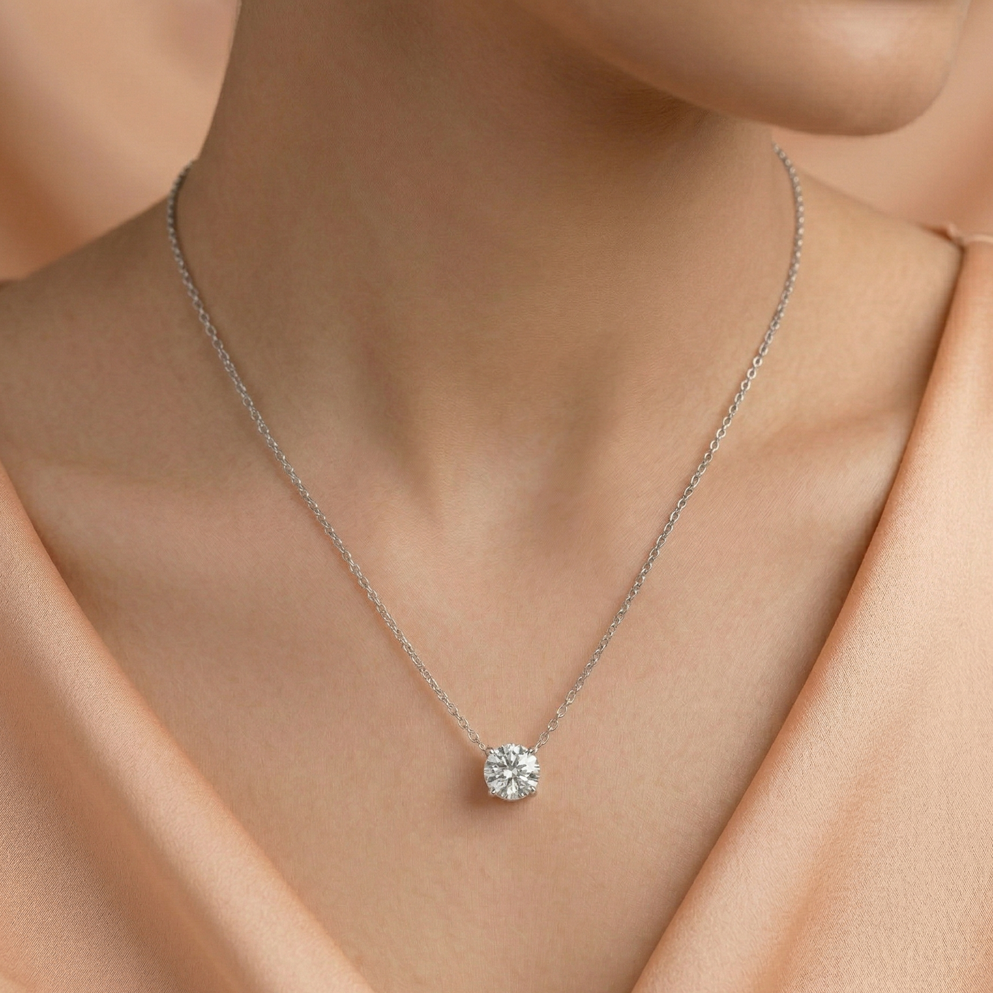 Elegant pointer silver pendant