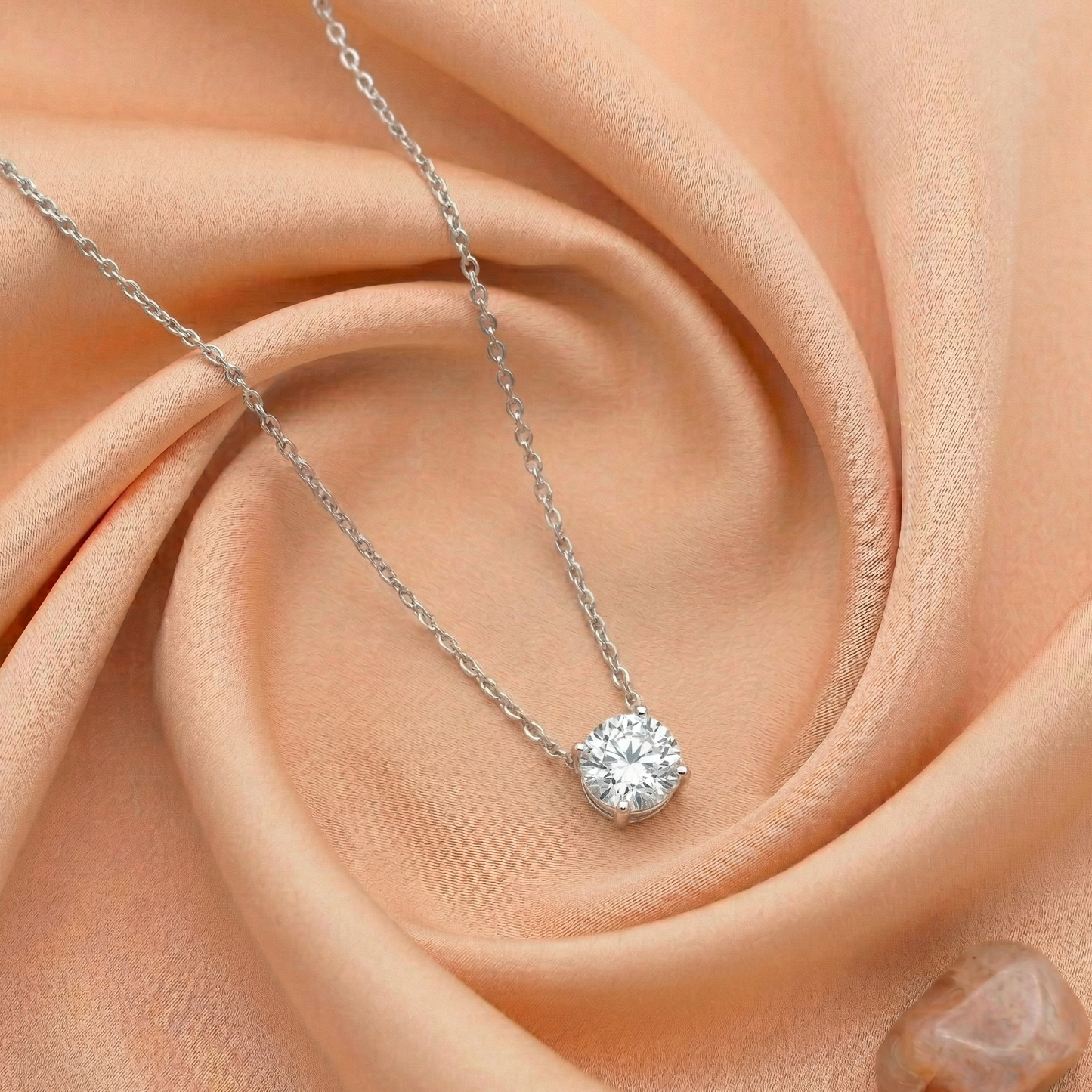 Elegant pointer silver pendant