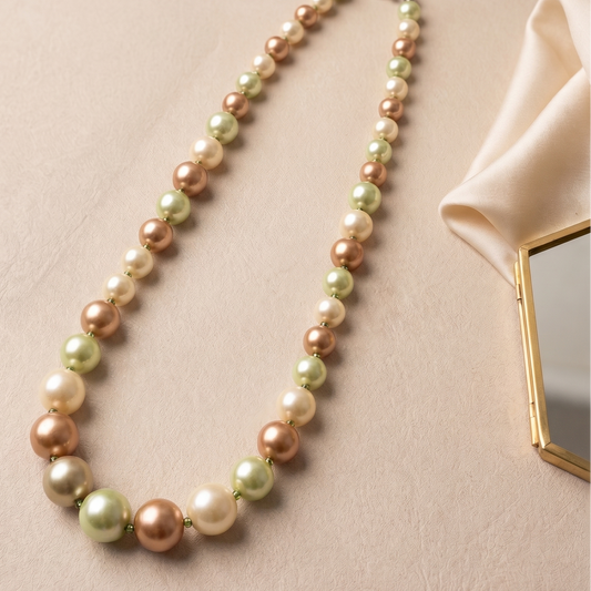 Three tones light pearls necklace
